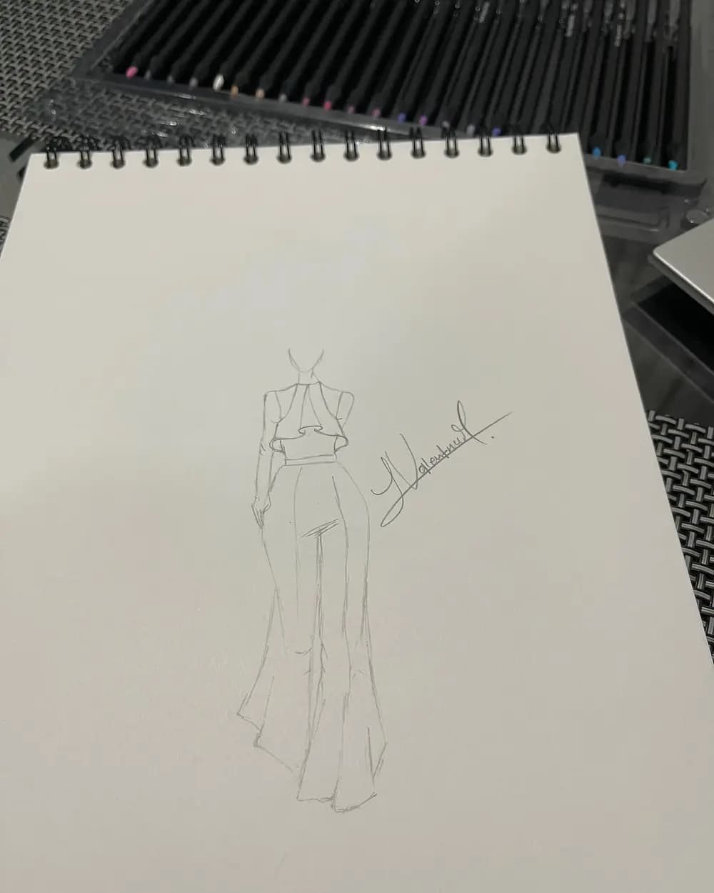 Boceto a lápiz de un jumpsuit de espalda, con pierna ancha