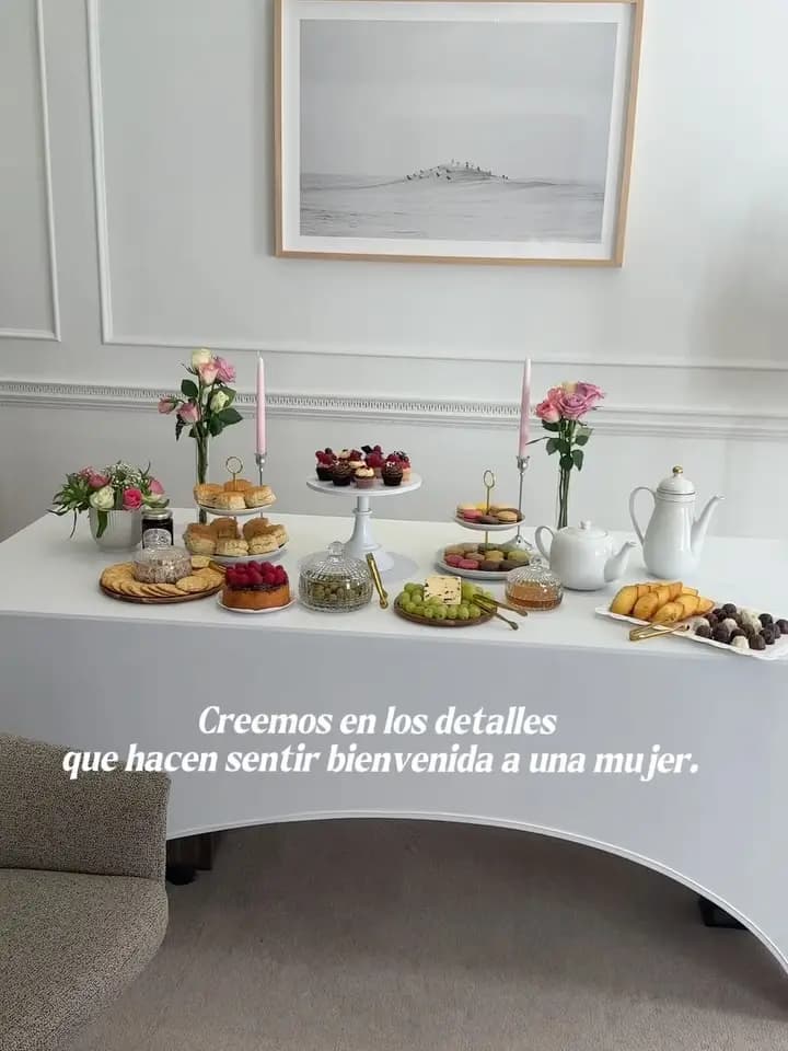 Mesa de bienvenida con detalles en el showroom